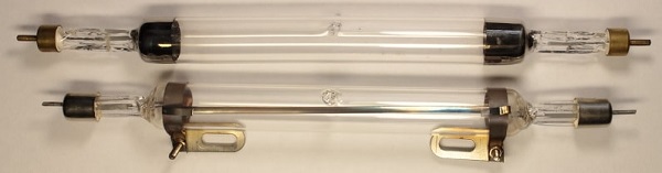  Два живачни кварцови лампи