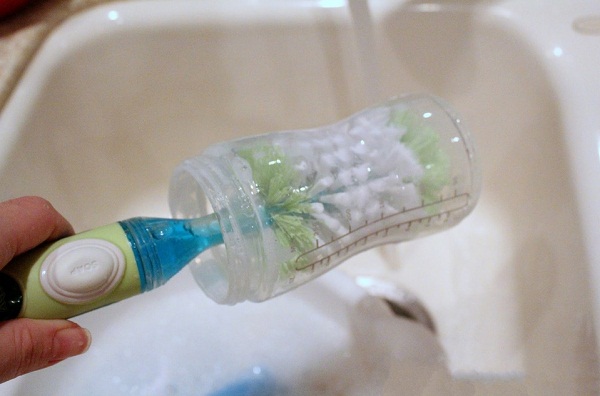  Почистване на бутилката с четка