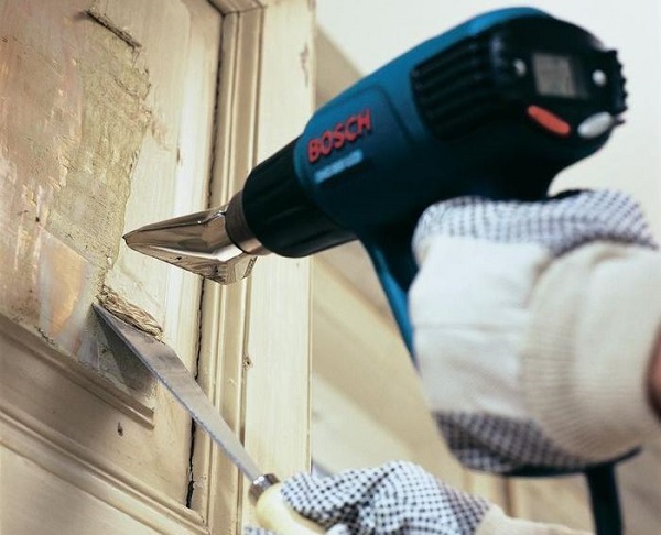  Работете с топлинен пистолет в ръкавици