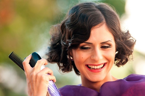  Нанасяне на лак върху косата