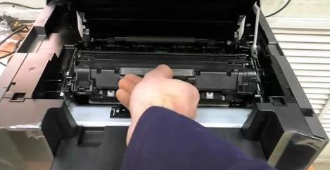  Зареждане на картриджи