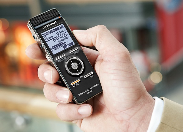  Гласов рекордер в ръка