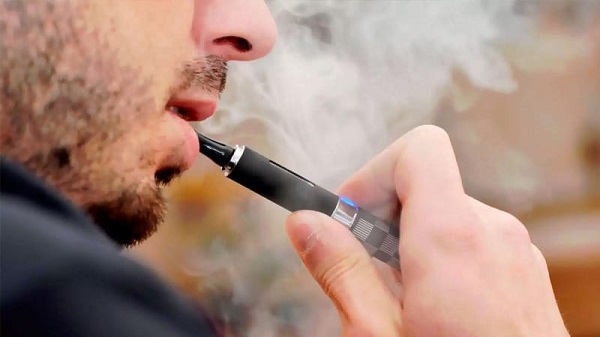  Човек пуши цигара