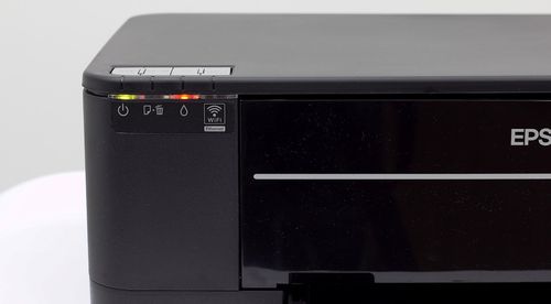  Зелена и червена светлина върху принтера