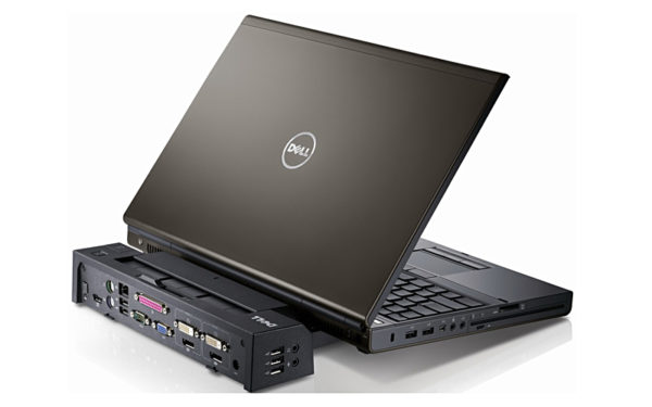  Лаптоп, свързан към докинг станцията