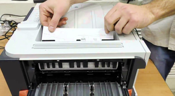  Хартията е заседнала от принтера.