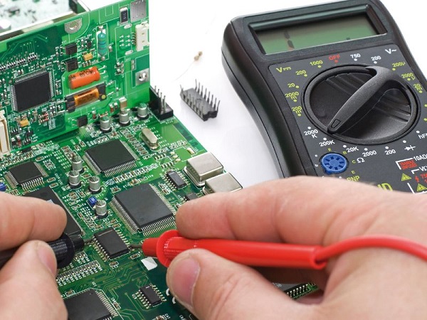  Проверка на дъската с мултицет