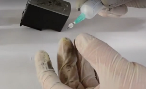  Мека смола върху игла от спринцовката