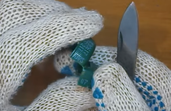  Изрежете корк