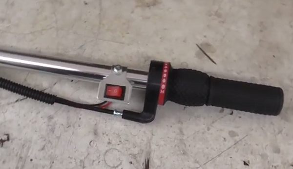  Дръжката с бутона за ауспуха