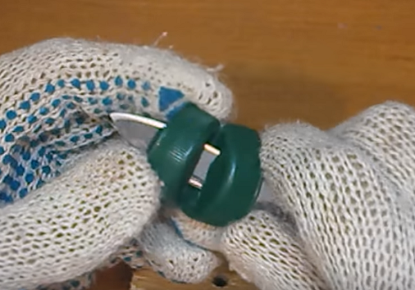  Пробийте капака