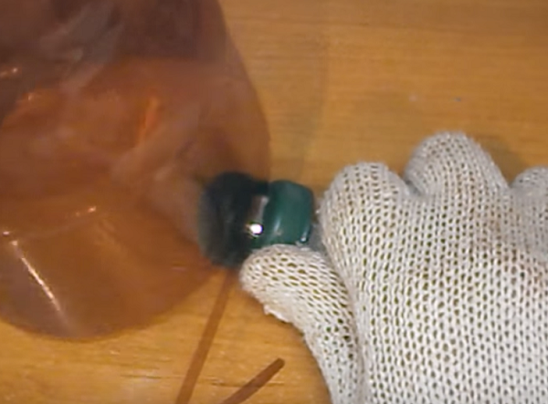  Нарежете дъното на бутилката