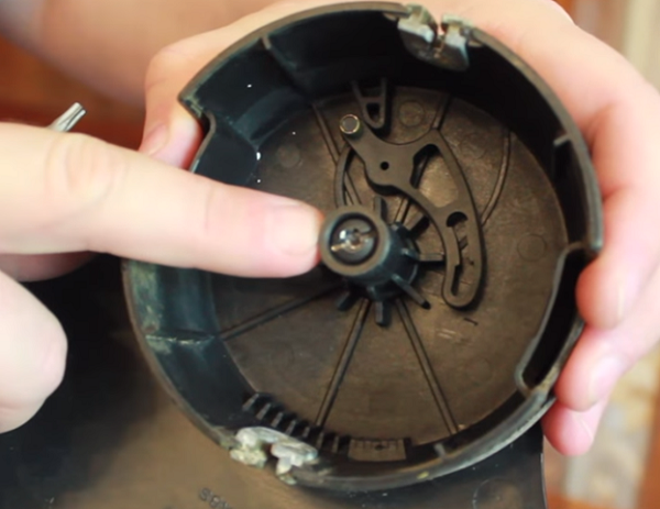  Завийте с отвор за кръгла глава или плоска отвертка