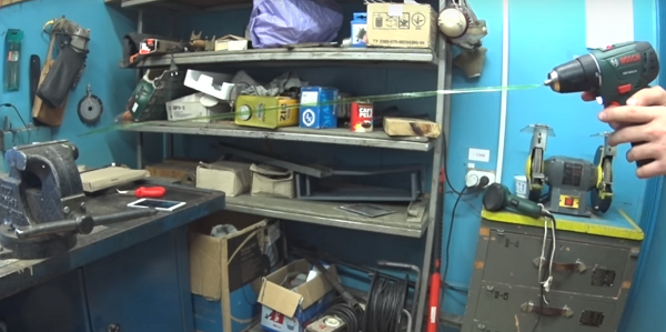  Закрепете лентата в свредлото