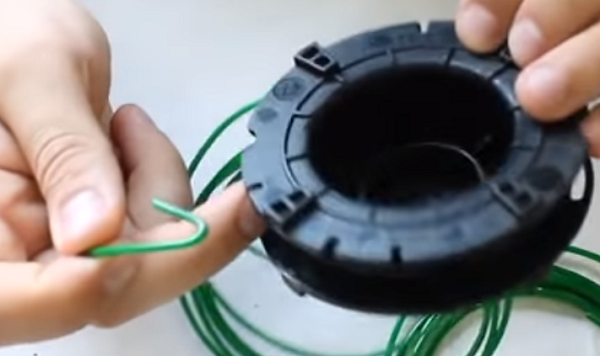  Огънете кабела