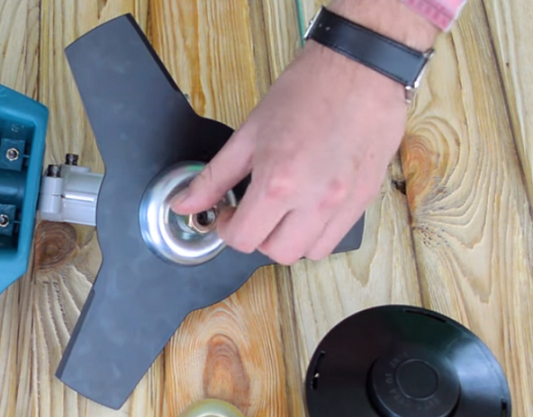  Монтиране на капака и гайката