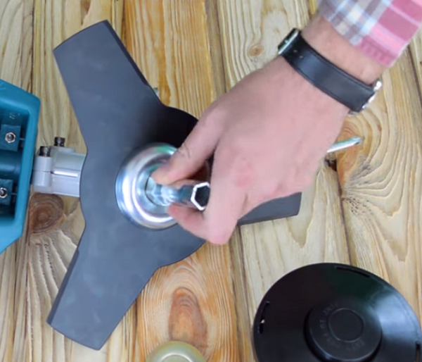  Затегнете гайката