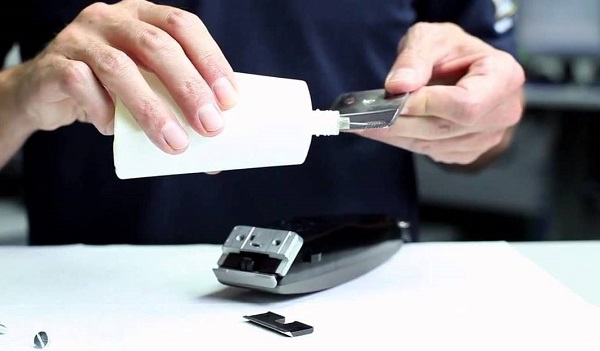  Смазване на остриета на пишещи машини