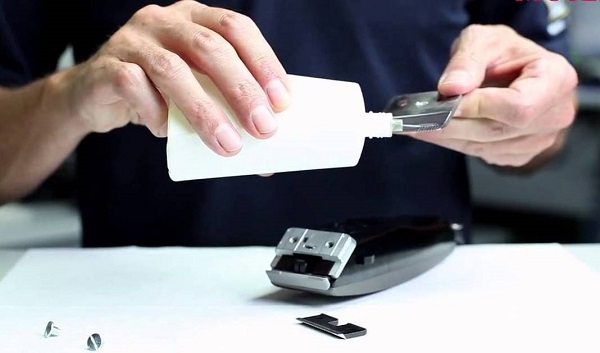  Поставяне на масло върху ножовете