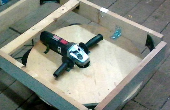  Прикрепете мелниците от дъното на масата