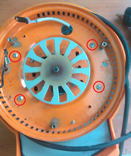  Изключете винтовете на дъното на вентилатора