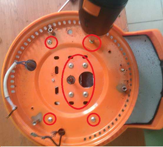  Изключете винтовете на двигателя