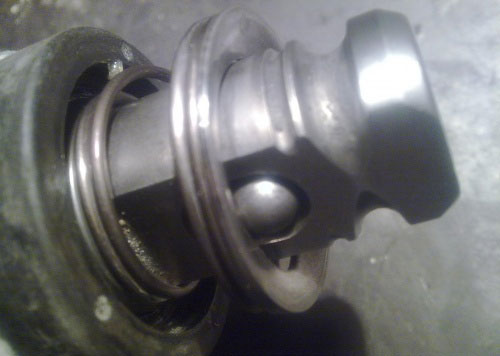  Захващащ пръстен, пружина и топка