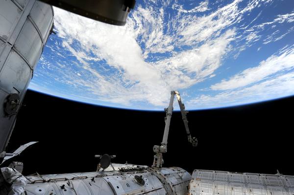  Сателит за маневриране