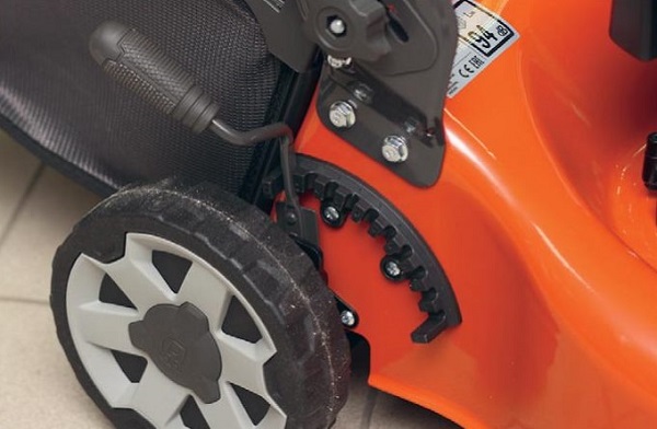  Регулиране на височината на тревата върху косачката