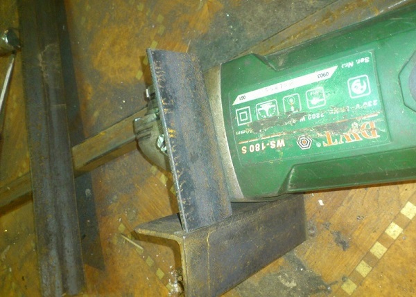  Ъгълът е прикрепен към мелницата