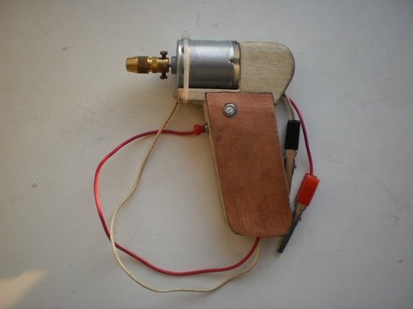  Двигателят се монтира на дръжката