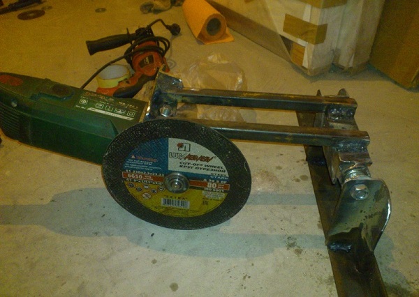  Прикрепване на ъглошлайф към конструкцията