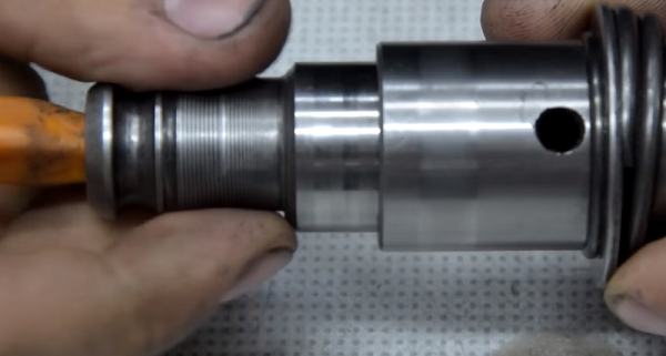  Стискане на отстранените вътрешни части на механизма