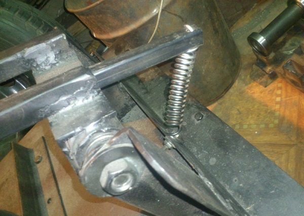  Лост с пружина