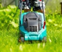  Работа на косачката за трева