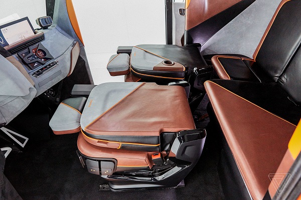  Вътре в кабината