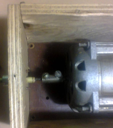  Свържете кабела към вала на двигателя