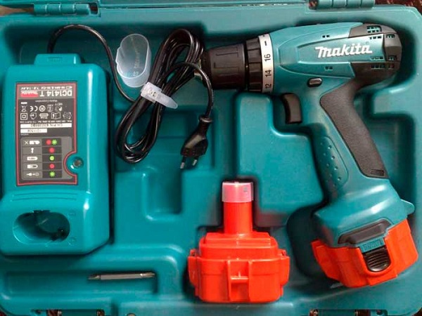  Отвертка в кутия