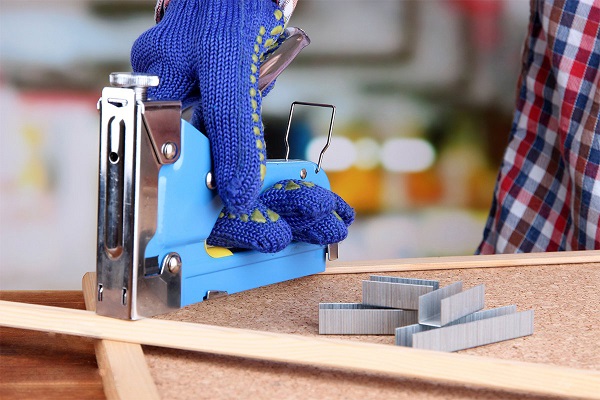  Професионален механичен стаплер в работата