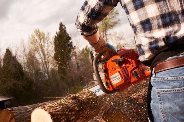  Работете с електрическия трион