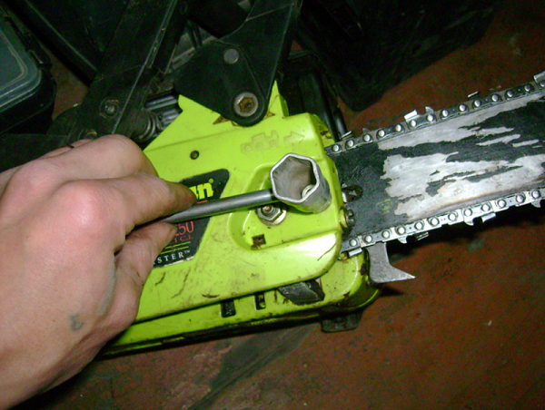  Отвинтете гайката