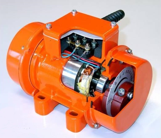  Двигател вътре