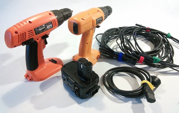  Отвертки, кабел и батерия