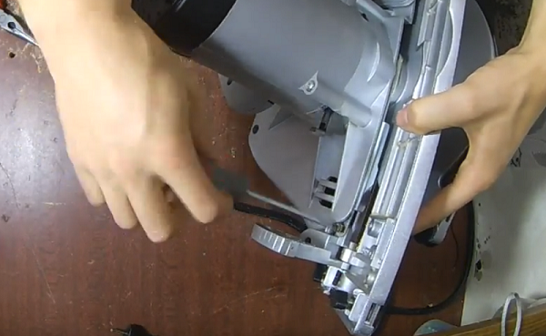  Отвертка в слота