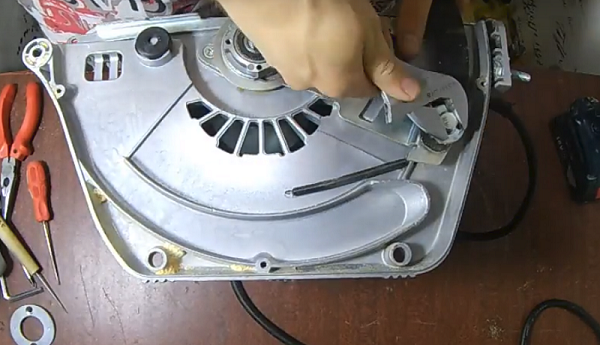  Развийте болта