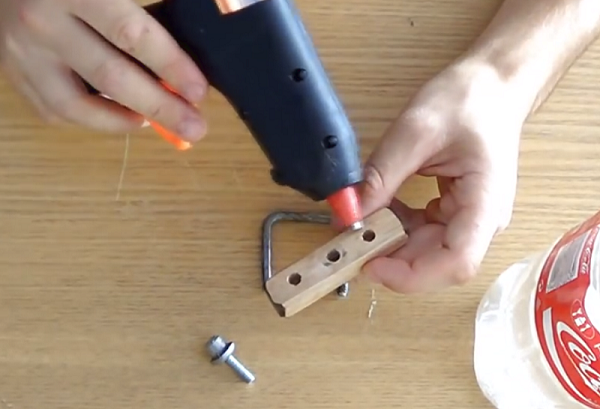  Лепило в дупките