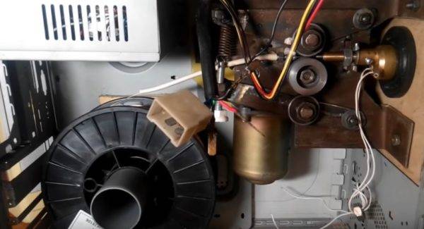  Компоненти в случая