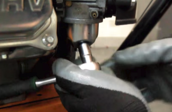  Отвинтете гайката