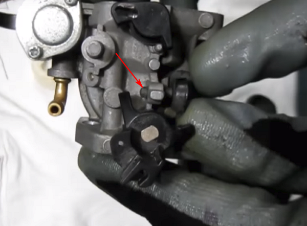  Поставете пластмасовия винт