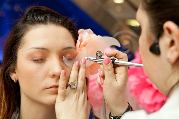  Художник аерограф с аерограф